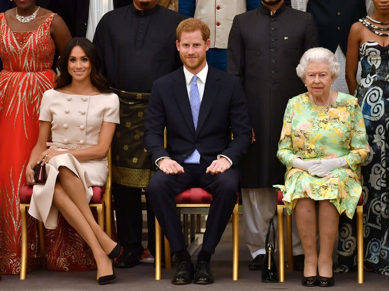 FOTO DE ARCHIVO: La Reina Isabel de Inglaterra, el Príncipe Harry y Meghan, la Duquesa de Sussex posan para una foto con algunos de los Jóvenes Líderes de la Reina en una recepción en el Palacio de Buckingham después de la ceremonia final de los Premios Jóvenes Líderes de la Reina, en Londres, Reino Unido, el 26 de junio de 2018