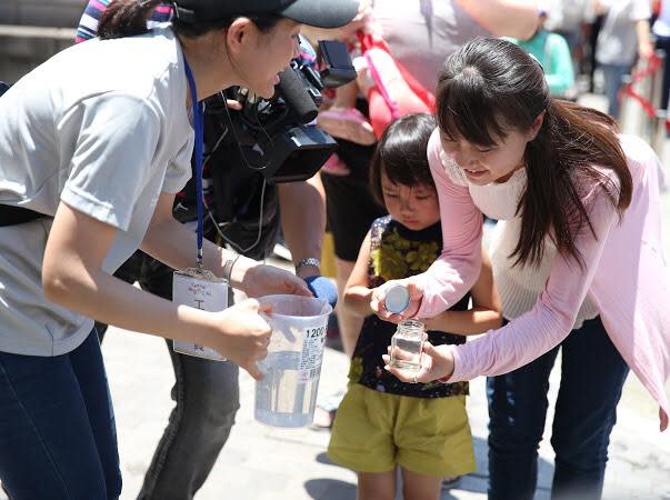 ▲每年端午，前往台中鐵砧山劍井汲取午時水人潮湧現。（圖／台中觀旅局提供）