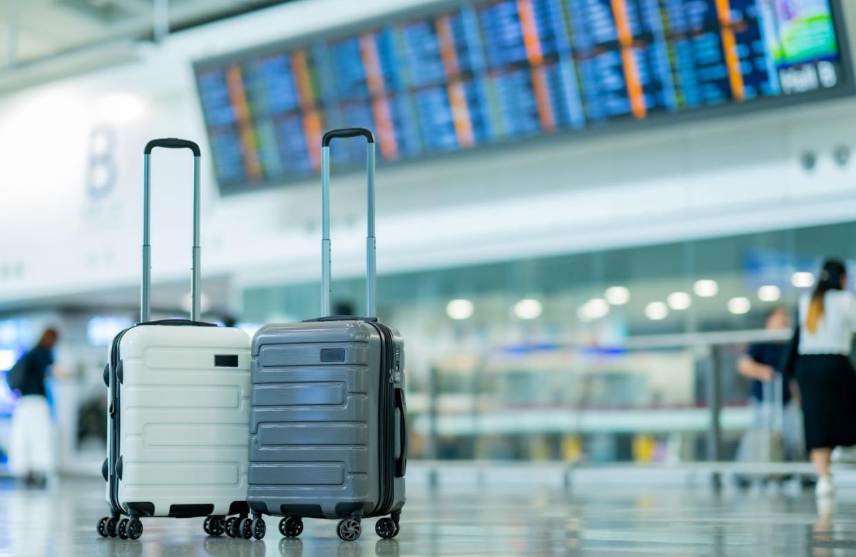 <a href="https://www.shutterstock.com/es/image-photo/travel-two-suitcases-empty-airport-hall-2459515957" rel="nofollow noopener" target="_blank" data-ylk="slk:Kingmaya Studio/Shutterstock;elm:context_link;itc:0;sec:content-canvas" class="link ">Kingmaya Studio/Shutterstock</a>