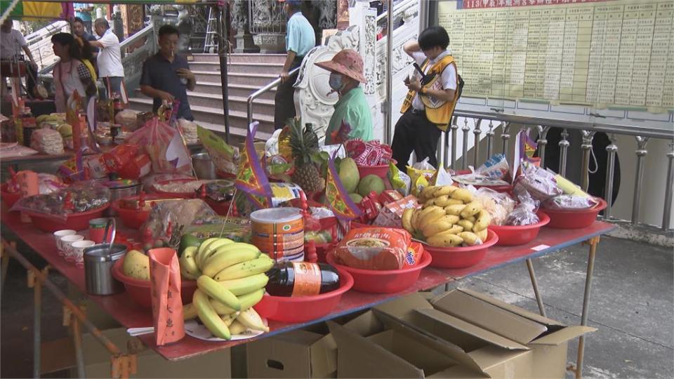 外銷曾創台灣經濟奇蹟　高雄鯤洲宮普度「香蕉」上桌