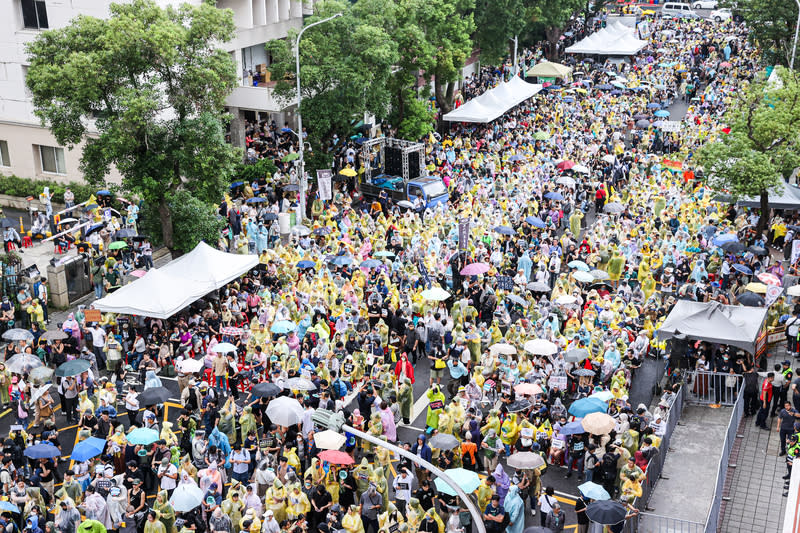 關切國會職權修法　民眾立院外穿雨衣抗議（2） 立法院會24日繼續處理國會職權相關修法，院外午後 也持續湧入許多民眾以行動表達立場訴求，由於天氣 不佳，不少人穿著雨衣參與集會。 中央社記者鄭清元攝  113年5月24日 