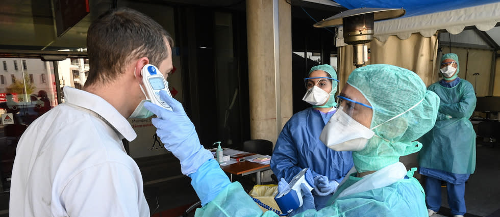 Une prise de température devant l'hôpital Saint-Roch de Montpellier, en avril 2020.
