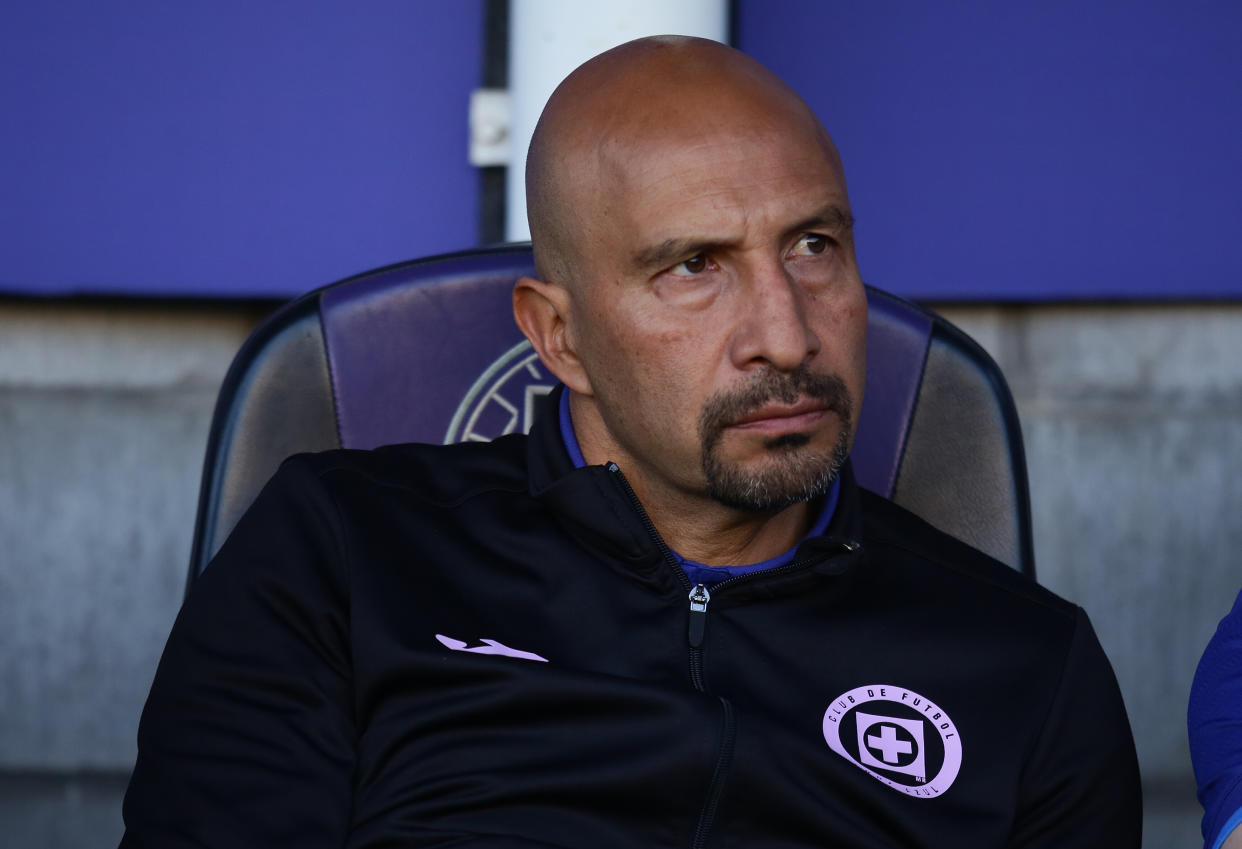 'Conejo' Pérez observando un partido de Cruz Azul y Mazatlán, por Liga MX, en marzo de este año. (Sergio Mejia/Getty Images)