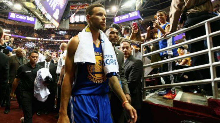 Steph Curry abandona después de la derrota en el Juego 4. Foto: NBA