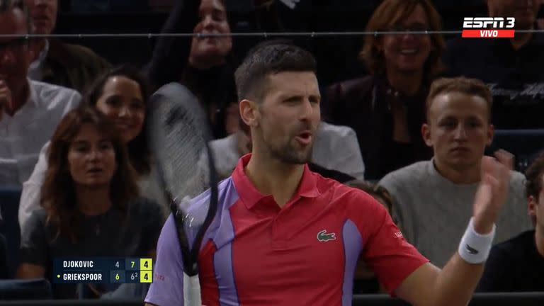 Desafiante y polémico, Djokovic se cruza con un grupo de parisinos