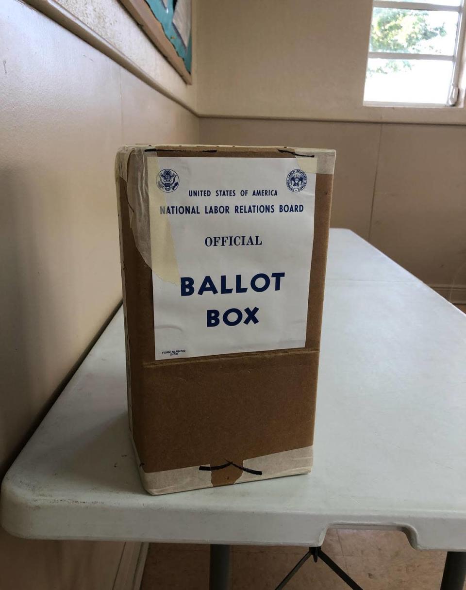 Caja de votaci&#xf3;n con el resultado de la elecci&#xf3;n por la sindicalizaci&#xf3;n de los empleados de la sucursal de Starbucks en Hialeah