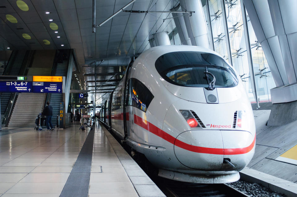 Ein ICE kommt am Frankfurter Flughafen an. Foto: Getty Images.