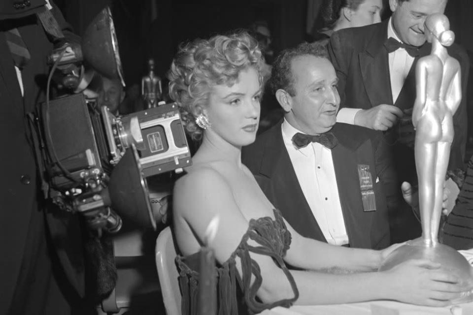 <p>Sentada en el Primer Festival Internacional de Cine de la Asociación de la Prensa Extranjera de Hollywood, 26 de enero de 1952.</p>