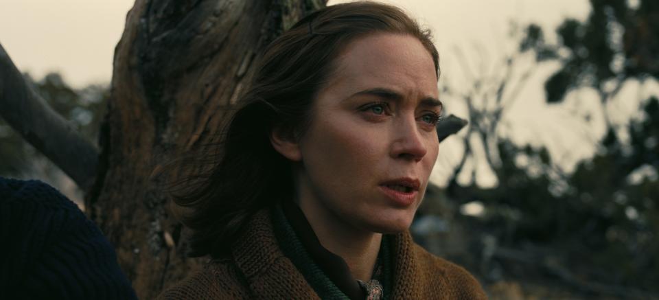 Emily Blunt como Kitty Oppenheimer en 'Oppenheimer', escrita, producida y dirigida por Christopher Nolan. (© Universal Pictures. All Rights Reserved.)