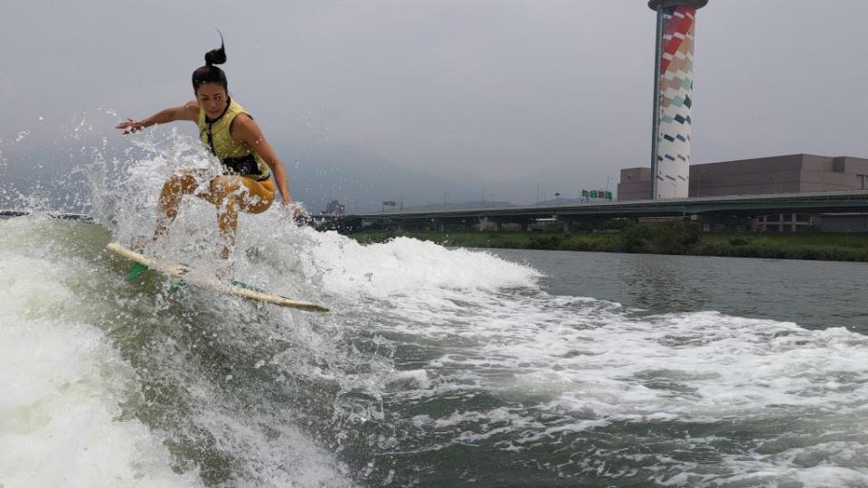 世界殿堂快艇衝浪CWSA master women有界冠軍選手陳美彤，肯定台北市天然水域及碼頭安全措施可以孕育更多的國際滑人。（北市體育局提供）