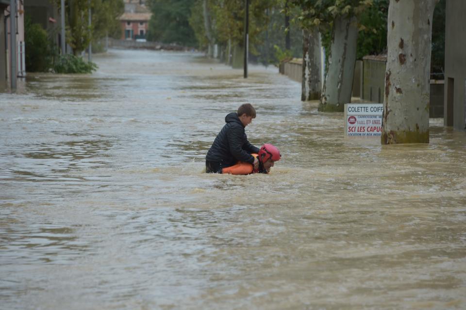 <p>A Trèbes, dans la vallée de l’Aude, l’eau est montée de 8 mètres en l’espace de 5 heures, pour atteindre un niveau qui n’avait plus été entrevu depuis 1891.<br>(Crédit : Getty Images) </p>