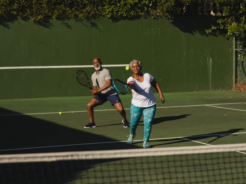 Ein Paar spielt Tennis.