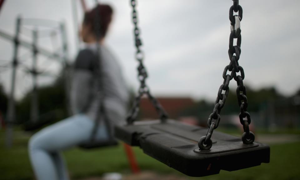 Las personas con pensamientos suicidas evitan las situaciones que anteriormente les causan placer, se vuelven solitarias y desganadas (Foto The Guardian).