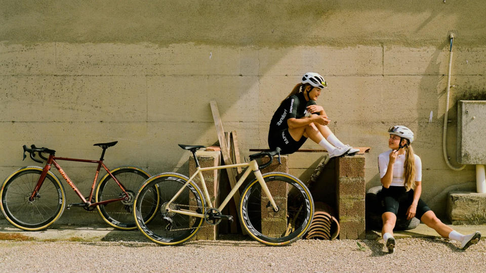 Standert Kettensäge gravel bike with two female riders