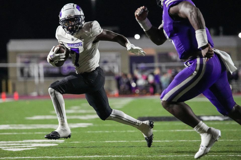 Brownsburg Bulldogs running back Garrett Sherrell (7) rushes up the field Friday, Oct. 27, 2023, during the game at Ben Davis High School in Indianapolis. The Ben Davis Giants defeated the Brownsburg Bulldogs, 28-25.