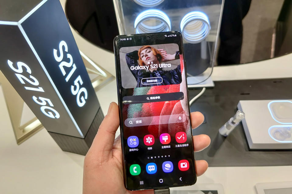 SHANGHAI, CHINA - JANUARY 25: A man shows a Samsung Galaxy S21 5G smartphone at a flagship store on January 25, 2021 in Shanghai, China. (Photo by Wang Gang/VCG via Getty Images)