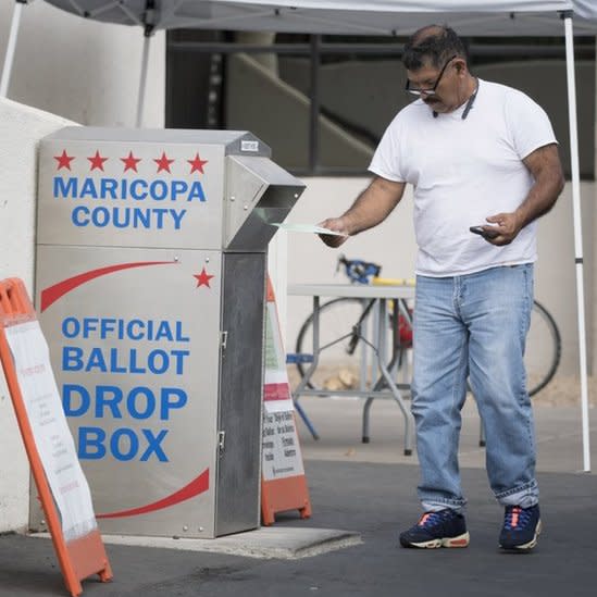 Un votante en el condado de Maricopa, Arizona