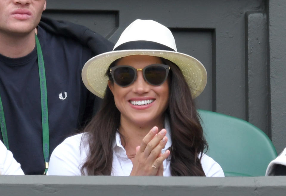 Die heutige Herzogin kam 2016 noch als nicht-royale Meghan Markle zum Tennisturnier nach Wimbledon – mit Hut. (Bild: Getty Images)