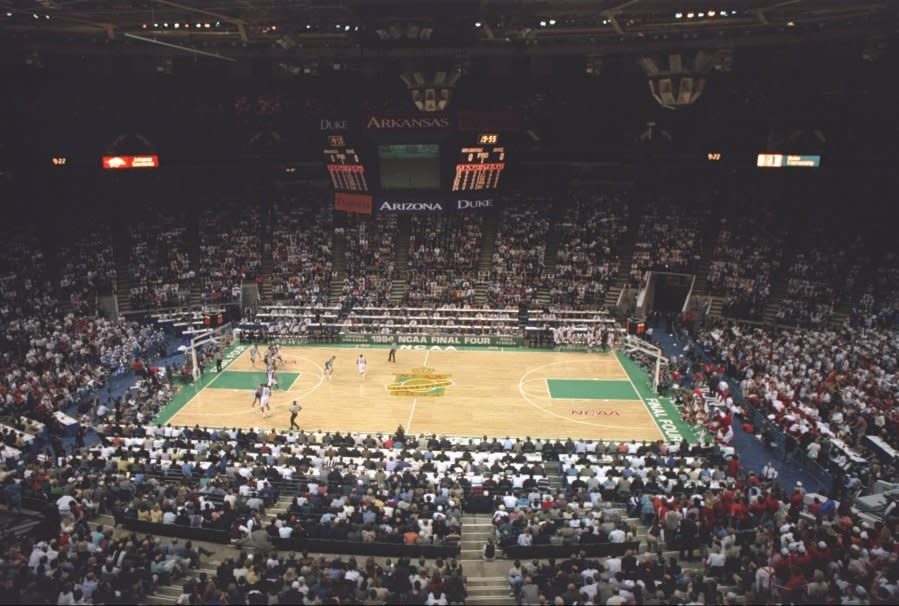 5 Apr 1994: General view of a playoff game between the Duke Blue Devils and the Arkansas Razorbacks. Mandatory Credit: Glenn Cratty /Allsport