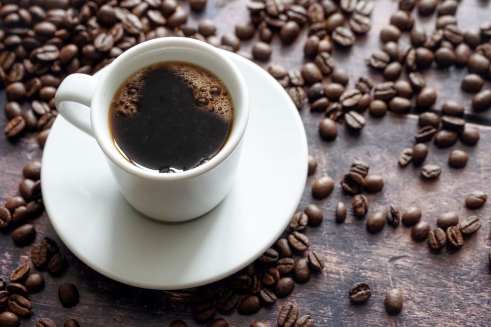 <p>Auch wenn Sie eine Tasse kalten Kaffee übrig haben (ohne Milch!), können Sie damit Ihre Pflanzen dopen. Verdünnen Sie die Portion dafür aber mindestens mit der gleichen Menge Wasser. Damit es nicht zu Übersäuerung kommt, sollte Kaffee nur in geringen Dosen und nicht zu oft als Dünger verwendet werden. (Bild: iStock/fermate)</p> 