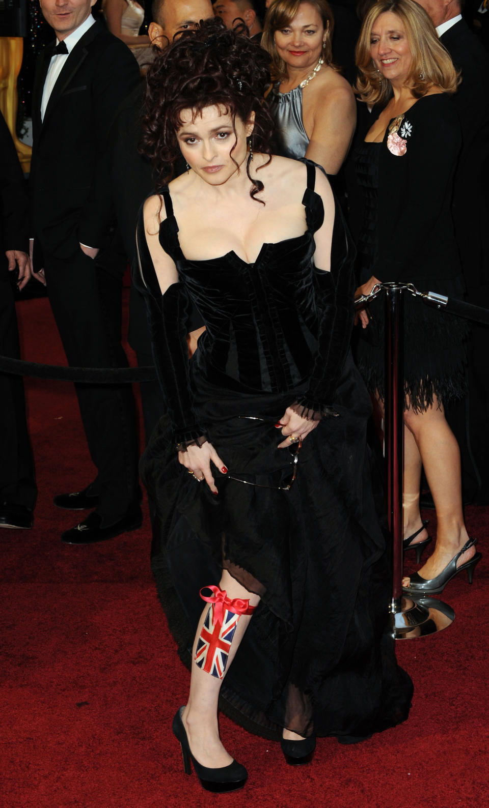 A los Oscars de 2011 acudió en calidad de nominada por 'El discurso del rey' (2010) y luciendo un vestido tipo corsé con detalles de terciopelo de Colleen Atwood. El broche de oro lo pusieron sus medias con la bandera de Reino Unido. (Foto: Jeff Kravitz / Getty Images)