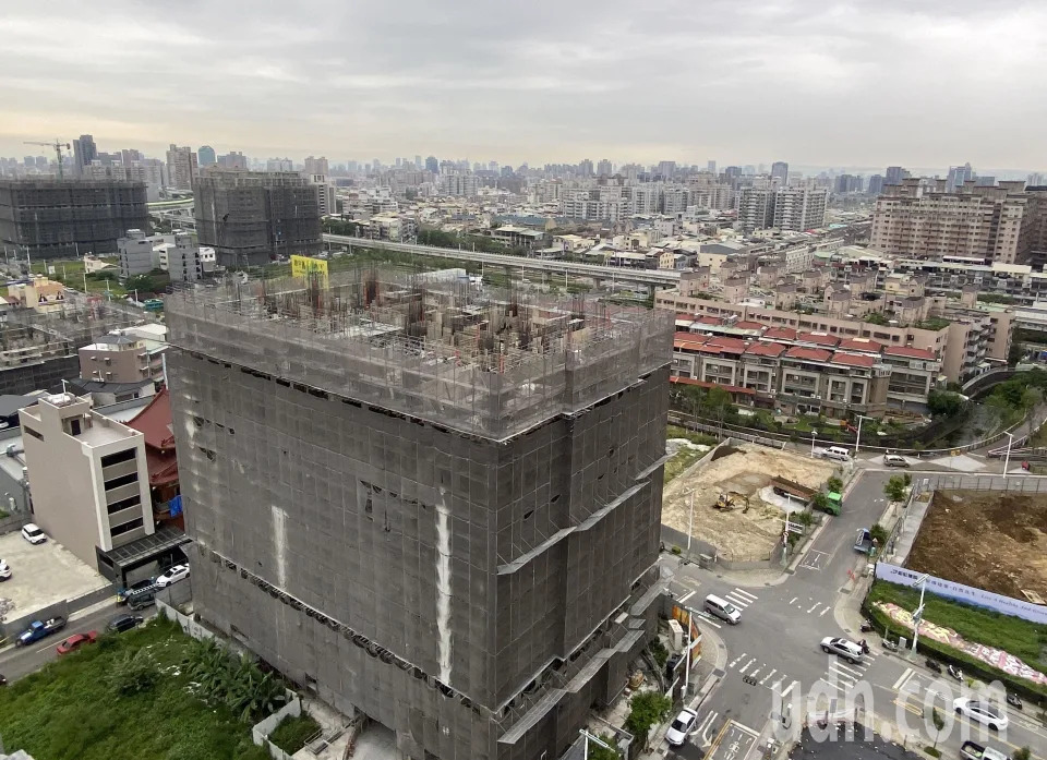 台中北屯機捷總站周邊近年建案如雨後春筍般拔地而起，推案量大，如同進到大型工地一般。記者趙容萱／攝影