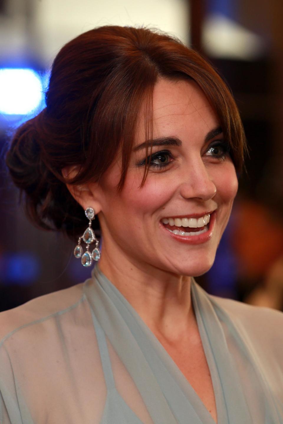 Kate chose the same jewellers who designed her wedding day earrings for to design a gorgeous chandelier pair for the premiere of ‘Spectre’.