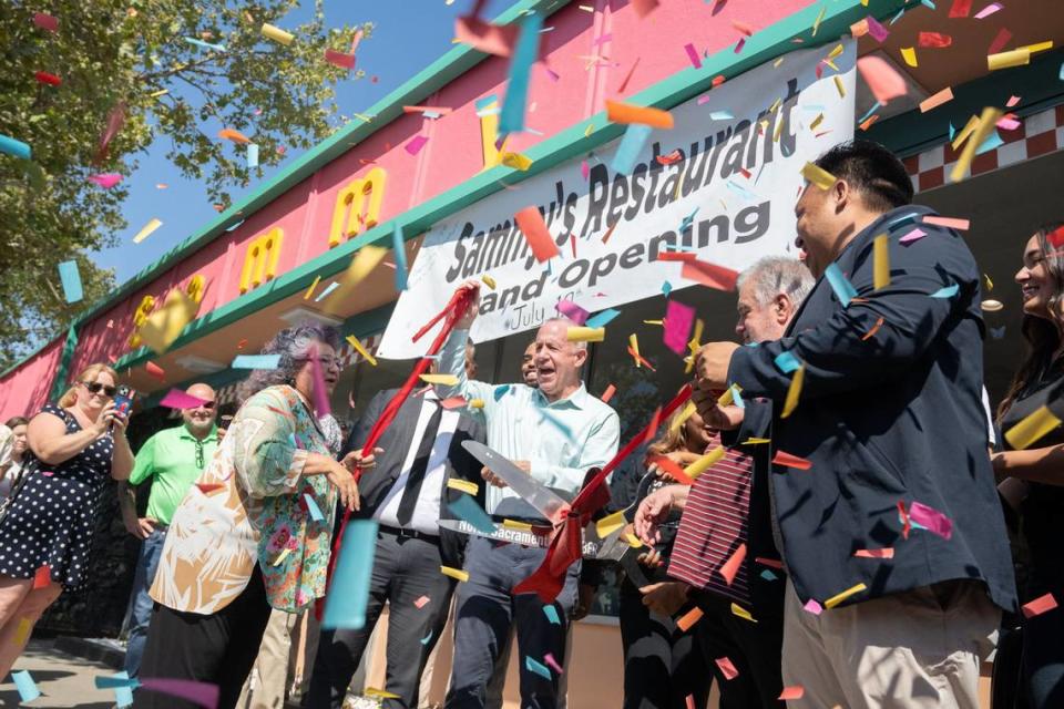 Sacramento Mayor Darrell Steinberg, center, celebrates the grand reopening of Sammy’s Restaurant on Friday with its owners, Councilman Shoun Thao and members of the North Sacramento community. “This is really a proud day for the city,” Steinberg said, “because any time we celebrate something good and great in North Sacramento, it’s really special because this is such an important and historic part of our city.”