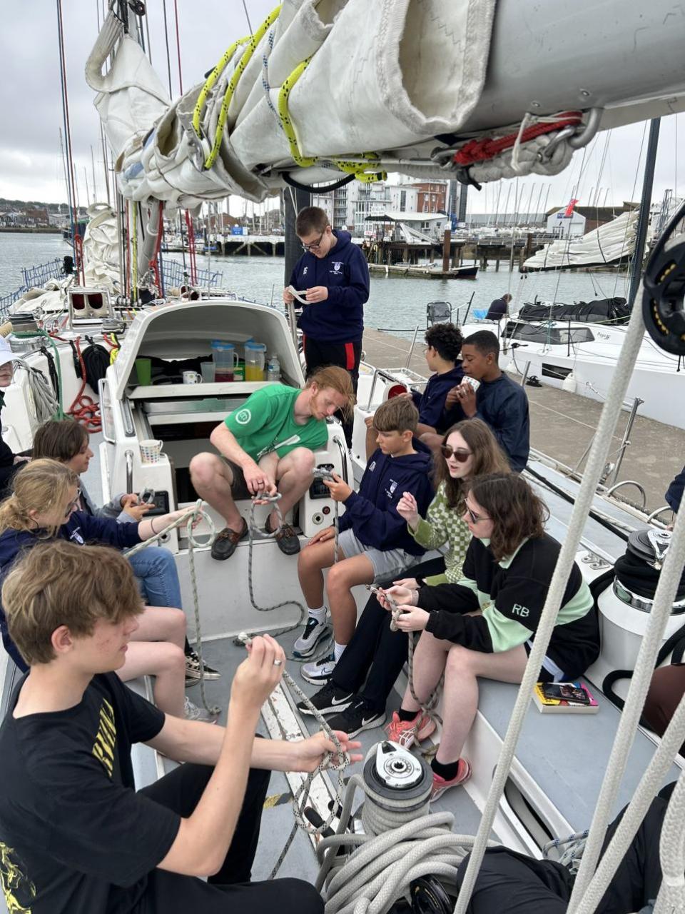 Peterborough Matters: Tallships Crew aprendiendo habilidades con las cuerdas de Jack Hunt Parte secundaria de PKAT - crédito PKAT