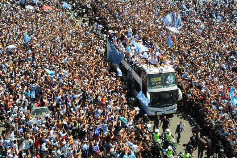 Una multitud recibió en las calles a la selección nacional de fútbol, campeona en Qatar