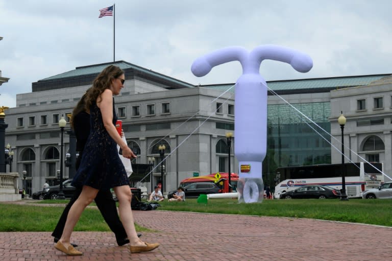 Un hinchable con forma de dispositivo intrauterino (DIU), instalado en el exterior de Union Station, en Washington, el 5 de junio de 2024 (Drew Angerer)