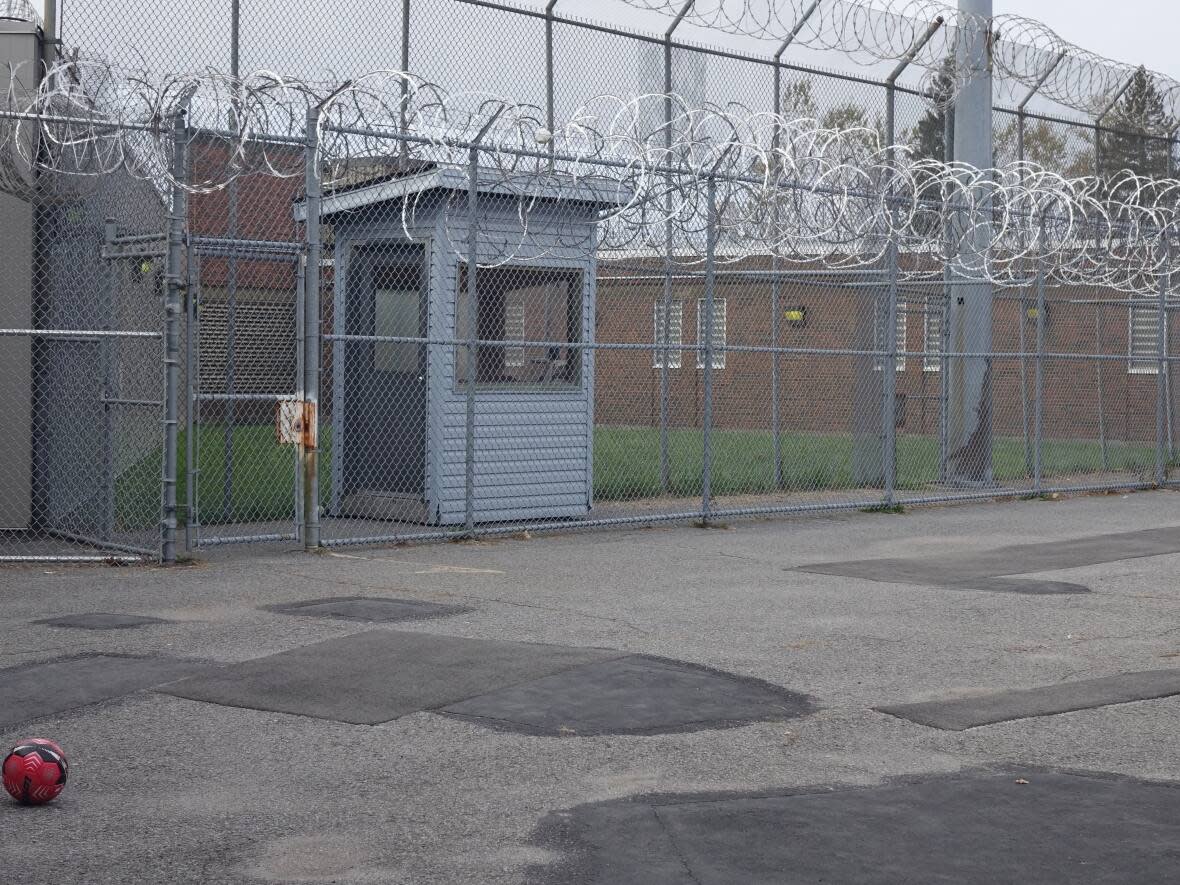 Maximum security yard for inmates at Ottawa-Carleton Detention Centre on Oct. 27, 2016.  (Ashley Burke/CBC News - image credit)