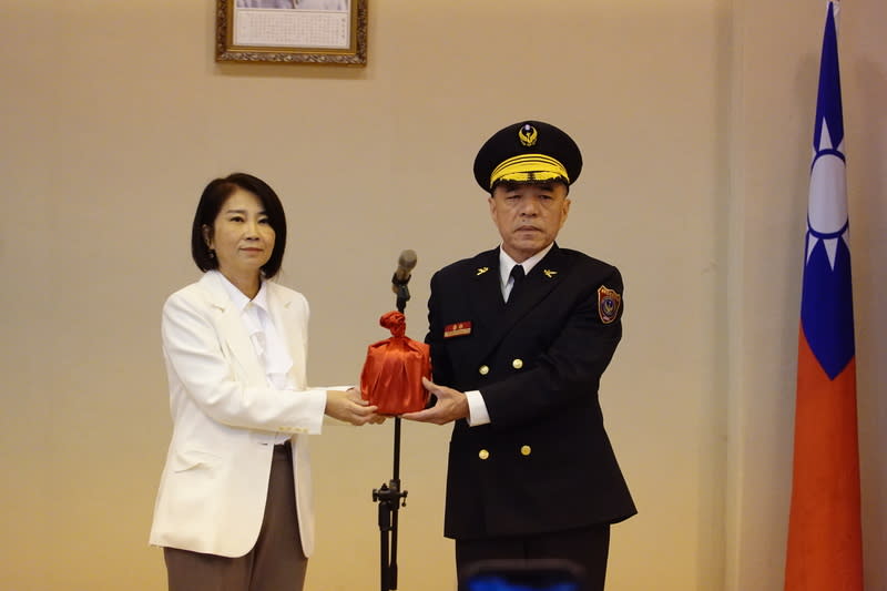 李彬正接任屏東縣消防局長 前屏東縣消防局長許美雪因明揚工廠爆炸發言口誤請 辭，屏東縣長周春米（左）發布派令由代理局長李彬 正（右）升任局長，1日舉行布達典禮。 中央社記者李卉婷攝  113年2月1日 