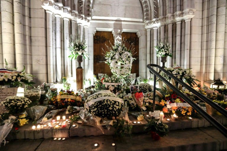 Des fleurs et des bougies déposées sur les marches de l'église de Notre-Dame de Nice, le 30 octobre 2020 - Valery HACHE © 2019 AFP