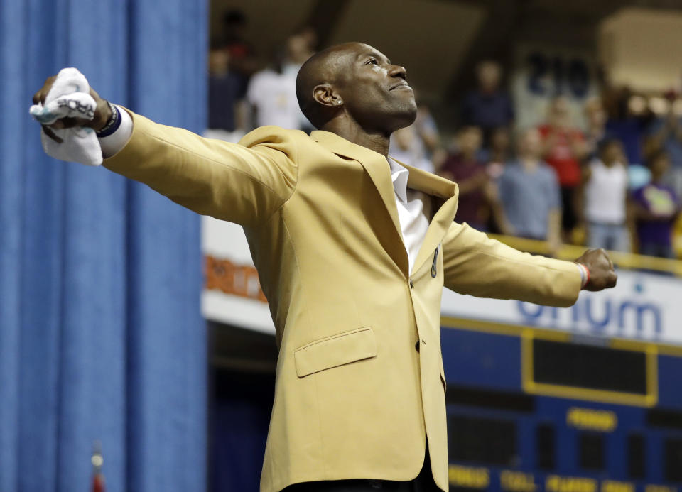 Terrell Owens celebrates his induction into the Pro Football Hall of Fame his own way. (AP)