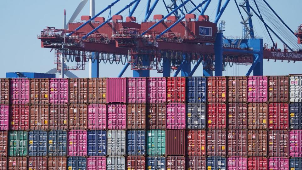 Container auf einem Containerschiff im Hafen von Hamburg.