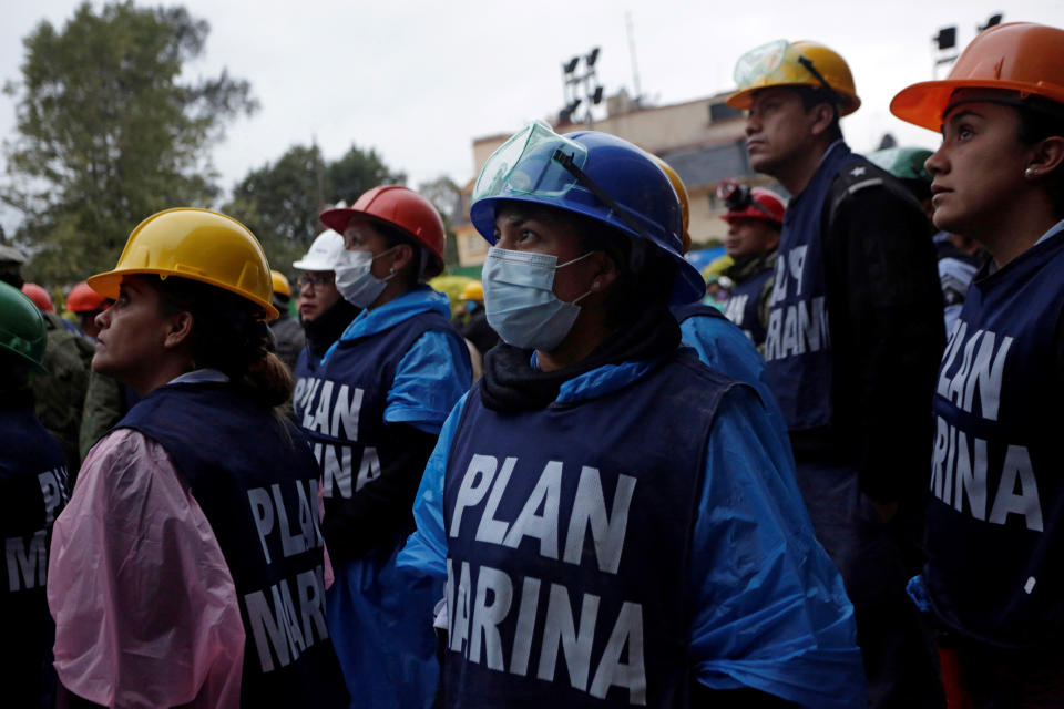 <p>Volunteers gather during the search for students at the Enrique Rebsamen school after an earthquake in Mexico City, Mexico, Sept. 21, 2017. (Photo: Daniel Becerril/Reuters) </p>