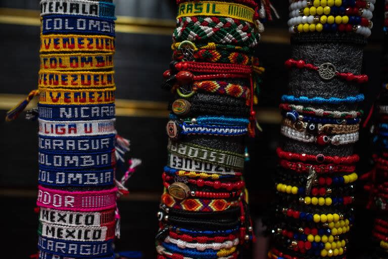 Una antigua vendedora ambulante de la avenida Roosevelt añadió recientemente a su puesto de joyas una pulsera venezolana para sus nuevos clientes venezolanos. (Crédito...Todd Heisler/The New York Times)