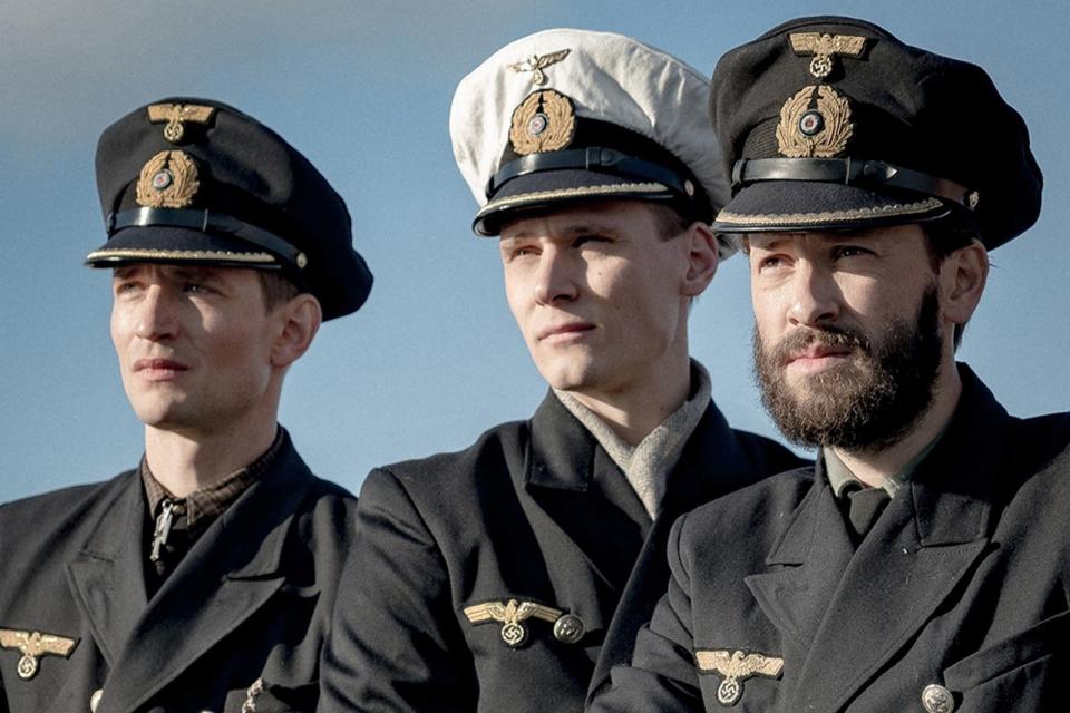 "Das Boot" sticht in See - nun auch im Free-TV: Das ZDF zeigt ab 3. Januar die neue Serie nach Motiven des berühmten Films von Wolfgang Petersen nach dem Roman von Lothar-Günther Buchheim. Auf der Brücke stehen nun (von links): August Wittgenstein, "Kommandant" Rick Okon und Franz Dinda.