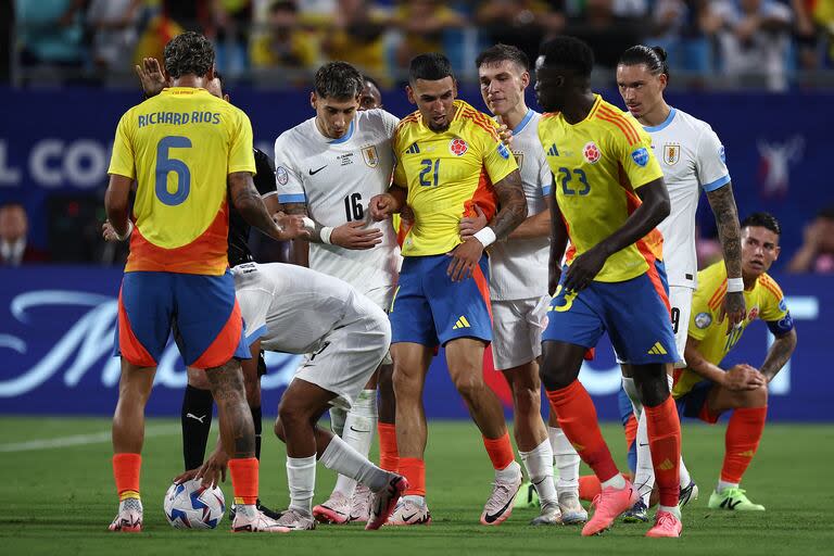 Daniel Muñoz está por aplicarle el codazo a Manuel Ugarte: expulsado, el colombiano se perderá la final del domingo contra Argentina.