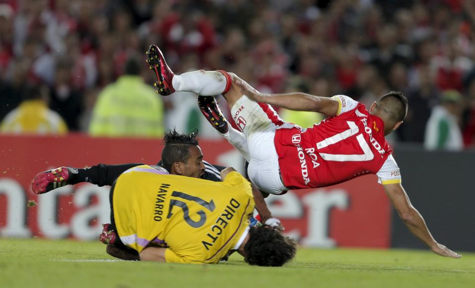 Juan Daniel Roa (R) of Colombia's Santa Fe fights for the ball with Alvaro Pereira (C) and goalkeeper Hilario Navarro of Argentina's Estudiantes de La Plata during their Copa Libertadores soccer match in Bogota May 12, 2015. REUTERS/John Vizcaino