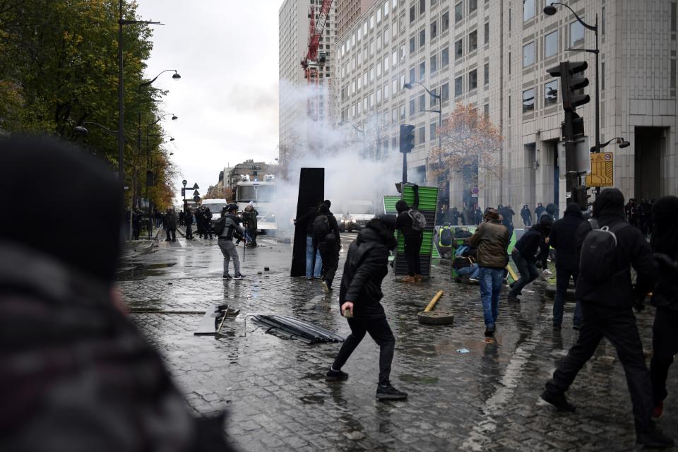 À la mi-journée, les heurts entre les manifestants et les forces de l'ordre se sont intensifiés à Paris, obligeant la police à faire usage de gaz lacrymogènes et des canons à eau pour disperser la foule. ©Martin Bureau/ AFP