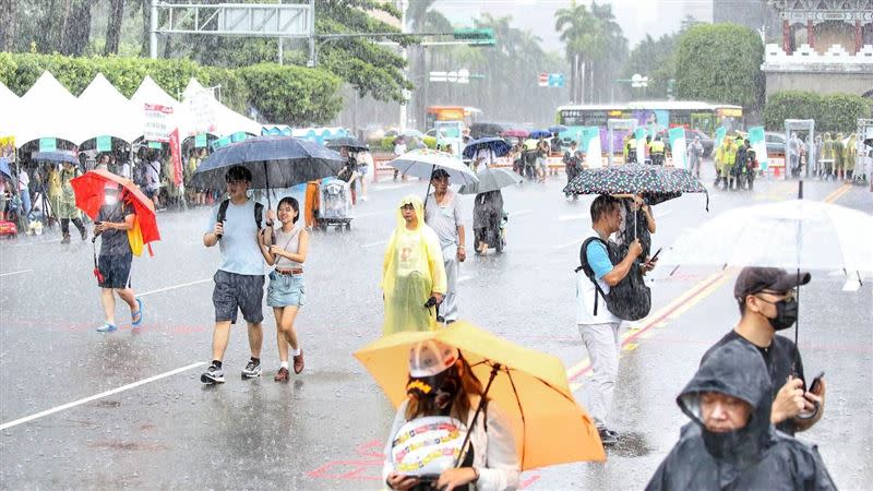 820還路於民大遊行現場約於14時左右下起雨來，到接近15時雨勢轉小。（圖／記者楊澍攝影）