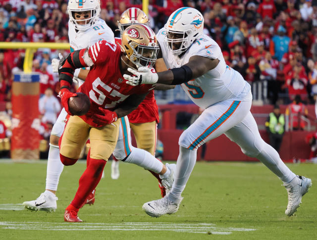 49ers linebacker Dre Greenlaw asks Tom Brady to autograph the ball