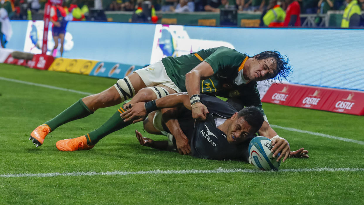  Shannon Frizell stretches for a try when tackled at The Rugby Championship 