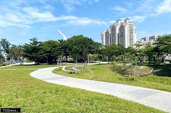 南市工務局開闢大涼生態公園，創造水綠交織空間，榮獲建築園冶獎公共建築景觀類獎項。（記者李嘉祥攝）