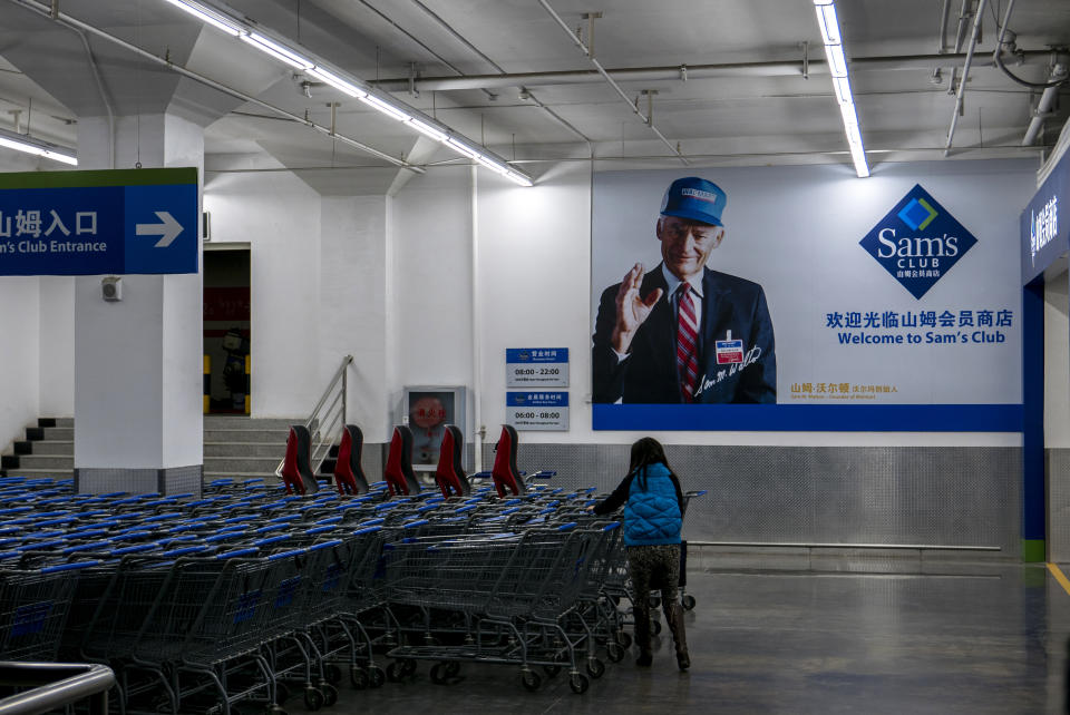 WUHAN, HUBEI PROVINCE, CHINA - 2016/11/22: A customer chooses a shopping cart at the entrance of a Sam's club store.   Sams Club plans a strong growth in China in coming years, selling higher-end products and diversifying its merchandize to appeal to the Chinese upper-middle class. (Photo by Zhang Peng/LightRocket via Getty Images)