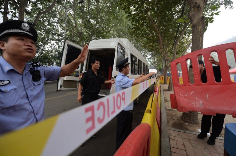 Police prepare barricades outside a Jinan court on September 21, 2013 ahead of the sentencing of Bo Xilai