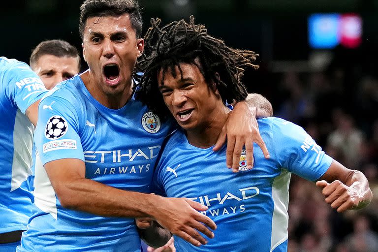 El neerlandés Nathan Aké le dedicó a su fallecido padre el gol para Manchester City, que goleó a Leipzig por la Champions League.