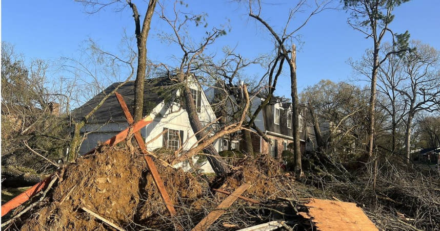 美國11州多次遭龍捲風侵襲並至少有32人死亡。（圖／翻攝自推特）